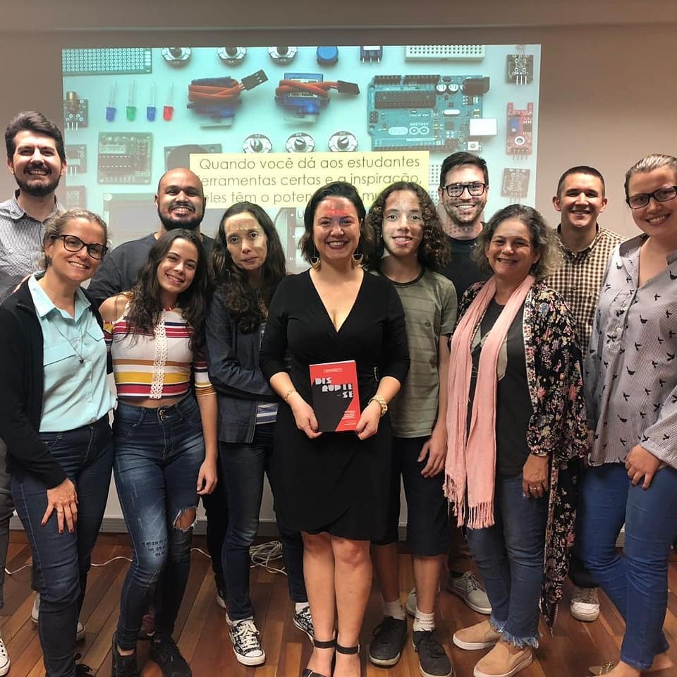Explorando o STEM: Uma Experiência Envolvente com o Wis Clube e a Professora Julia Peterle
