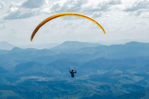 Atletas de seis países vão atravessar o Espírito Santo caminhando pelas montanhas e voando de parapente